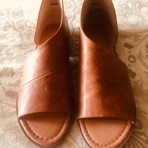 Women’s open toe flats